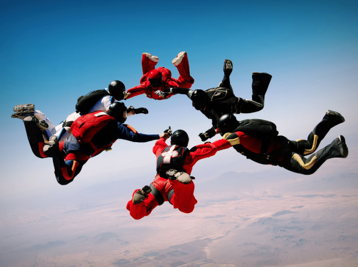 parachutisme-sensations-fortes-liberte Découvrir le parachutisme : sensations fortes et liberté absolue