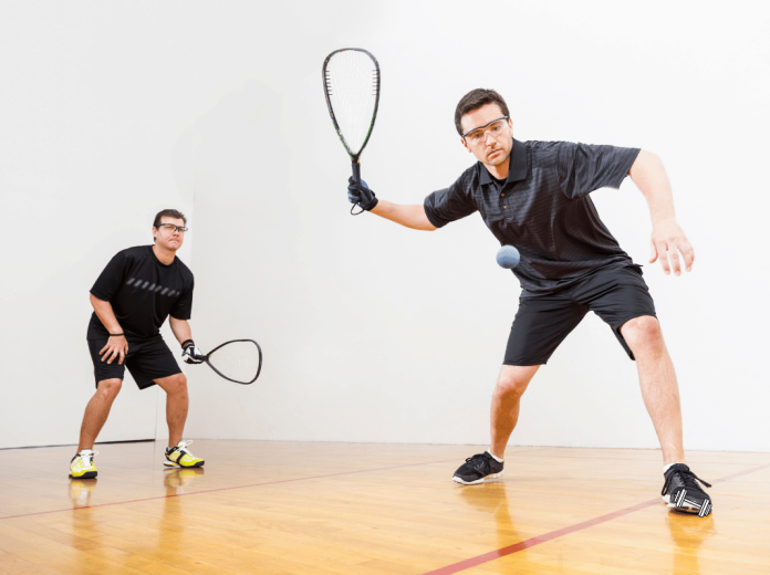 Découvrir le racquetball : règles, bienfaits et astuces essentielles