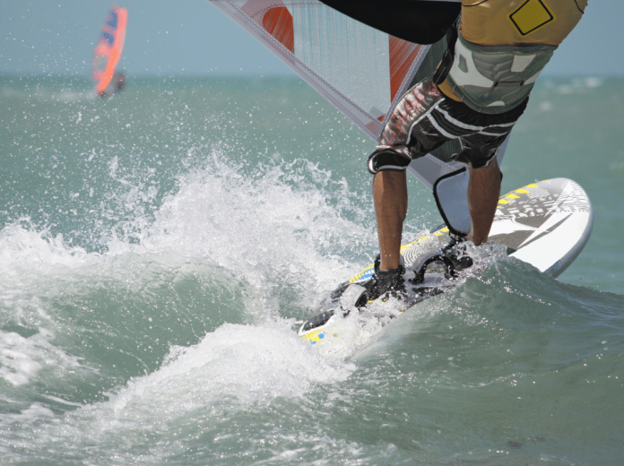 Découvrez le surf foil : guide complet pour débutants