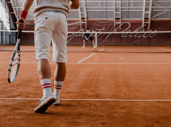 Maîtrisez l'art du tennis en simple avec ces astuces clés