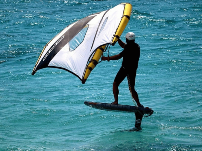 windsurf-foil-astuces-conseils Maîtrisez le windsurf foil : astuces et conseils indispensables