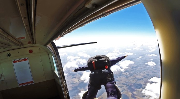 Découvrez les sensations ultimes du saut en parachute ! Découvrez les sensations ultimes du saut en parachute !