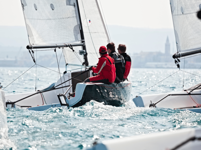 Les essentiels pour débuter et progresser en sport de voile