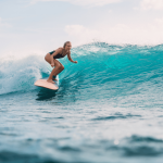 Apprendre le surf pour débutants : conseils et astuces essentiels surf