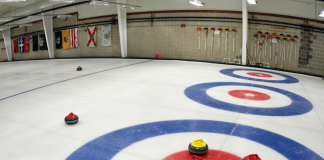 Découvrir une piste de curling et ses secrets passionnants piste de curling