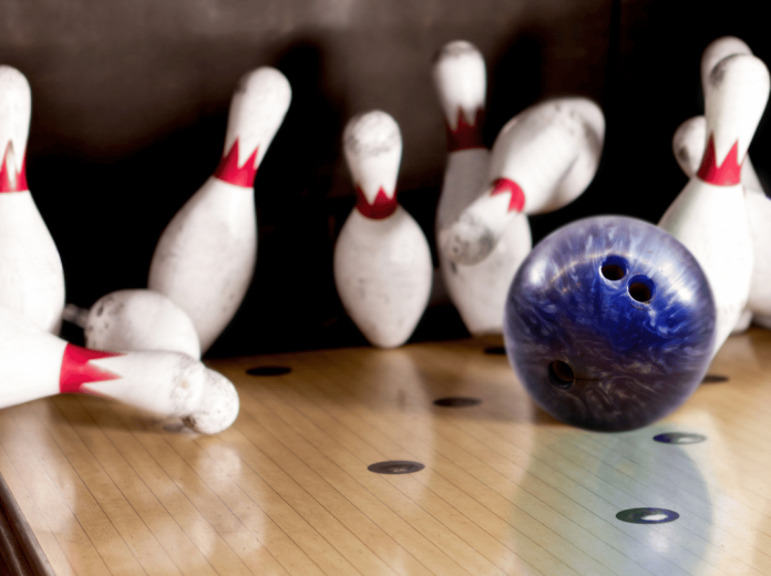 Strike au bowling techniques imparables pour faire tomber tous les quilles